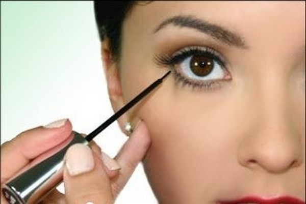 Applying Liquid Eyeliner Eyeshadow